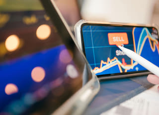 Operador de múltiples mercados evaluando alternativas en Bitcoin, Ethereum y divisas