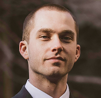 Retrato de Thomas Whitfield, especialista en análisis de operaciones del mercado de criptomonedas